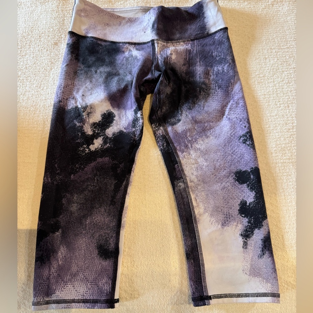 ALO Yoga Purple and White Abstract Capri Leggings - Picture 2 of 5